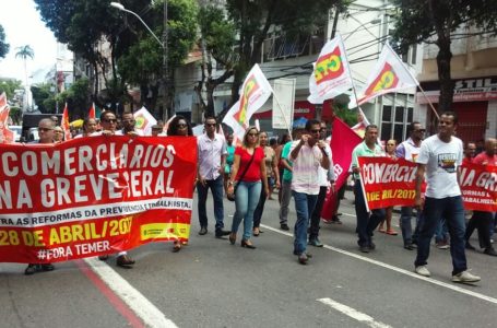 Comércio de Salvador fecha e reforça greve geral na Bahia