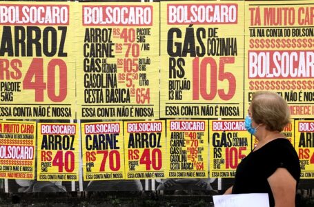 Lambe lambe na Avenida Paulista Tá caro Bolsonaro São Paulo, SP. 01 de março de 2021. Fotos: Roberto Parizotti.