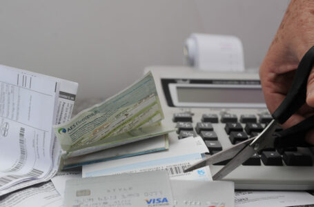 13º salário: analistas sugerem evitar gastos com festas para pagar dívidas; veja dicas