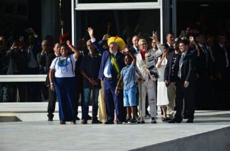 Povo brasileiro sobe a rampa com Lula e presidente chama país à união